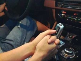 男的一边开车一边握着你的手( 你要怎么选择)